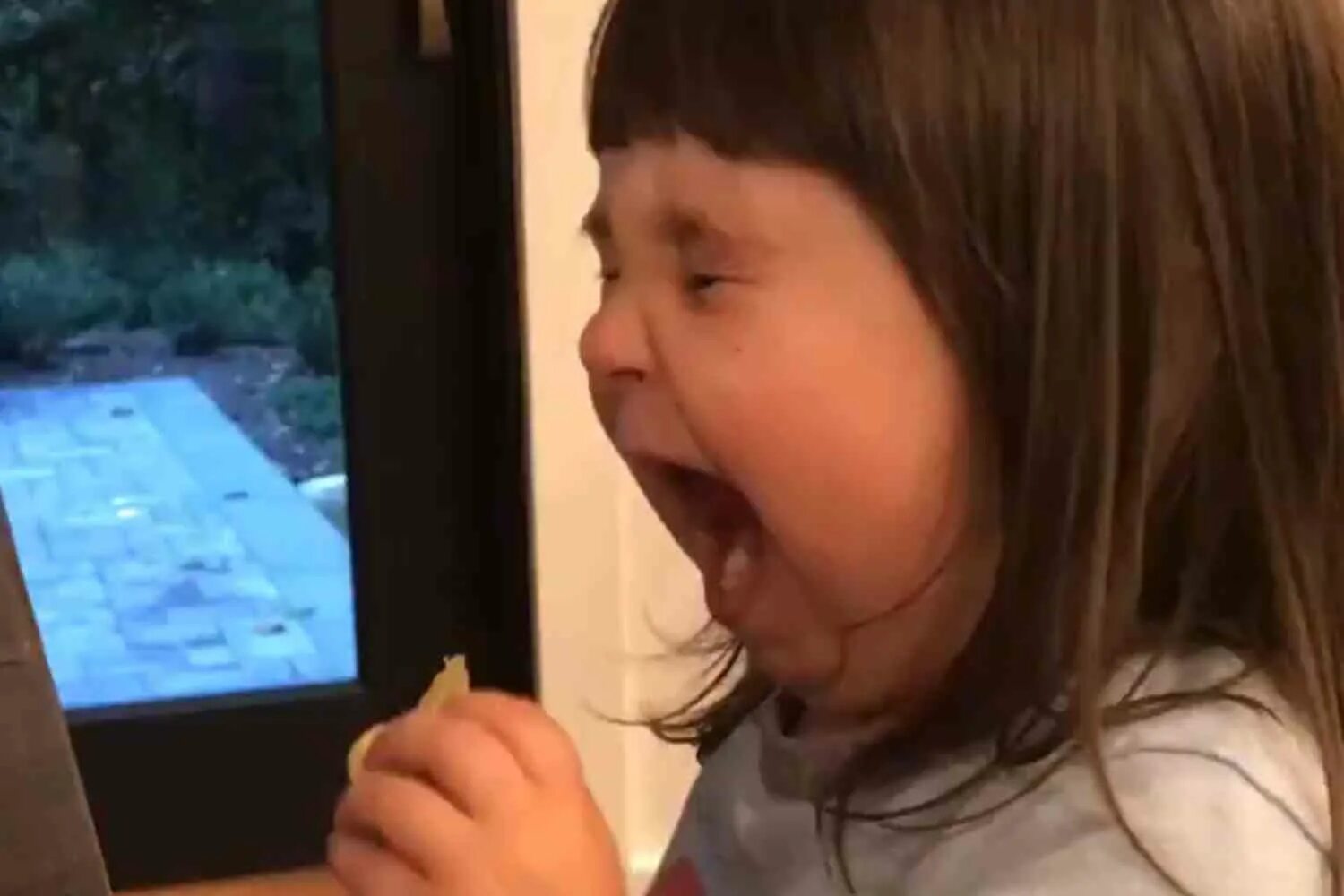 Billie eilish eats guitar. Залипает в стиральную машину. Земля в иллюминаторе прикол. Впервые попробовала большой. Девочка впервые попробовала.