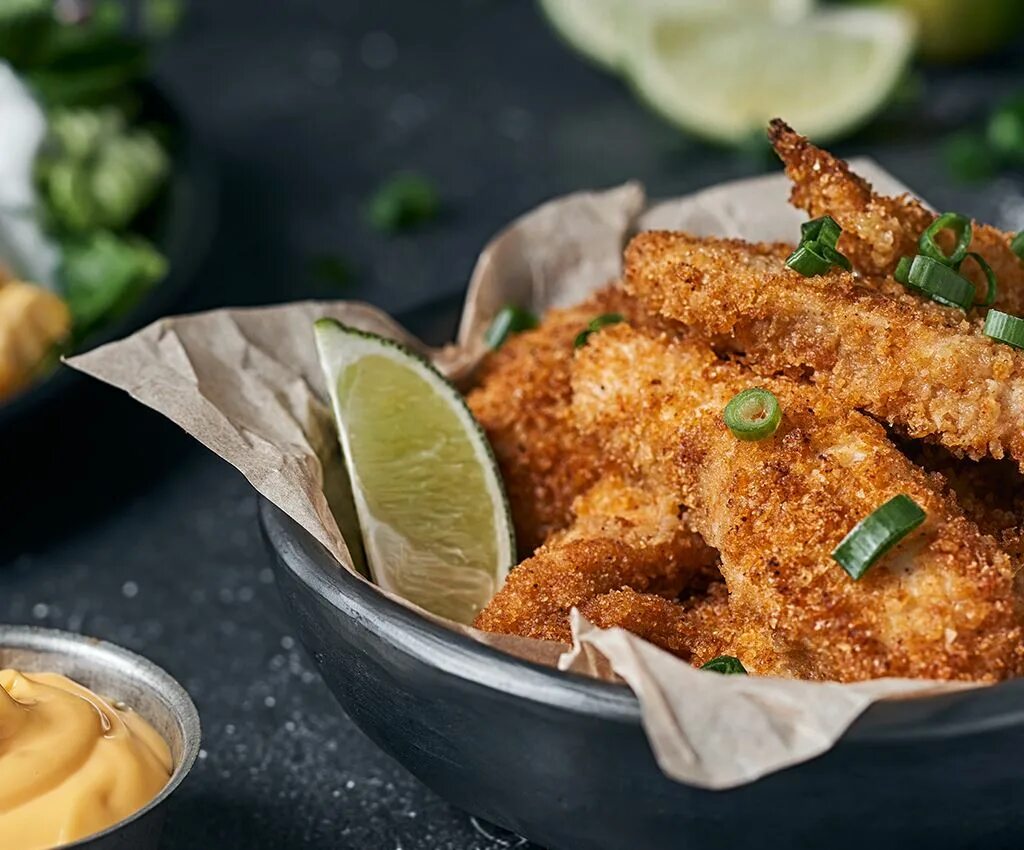 Burrito еда. Креветки темпура. Карагеоргиев шницель. Бурито мексиканская кухня. Чикен врап.