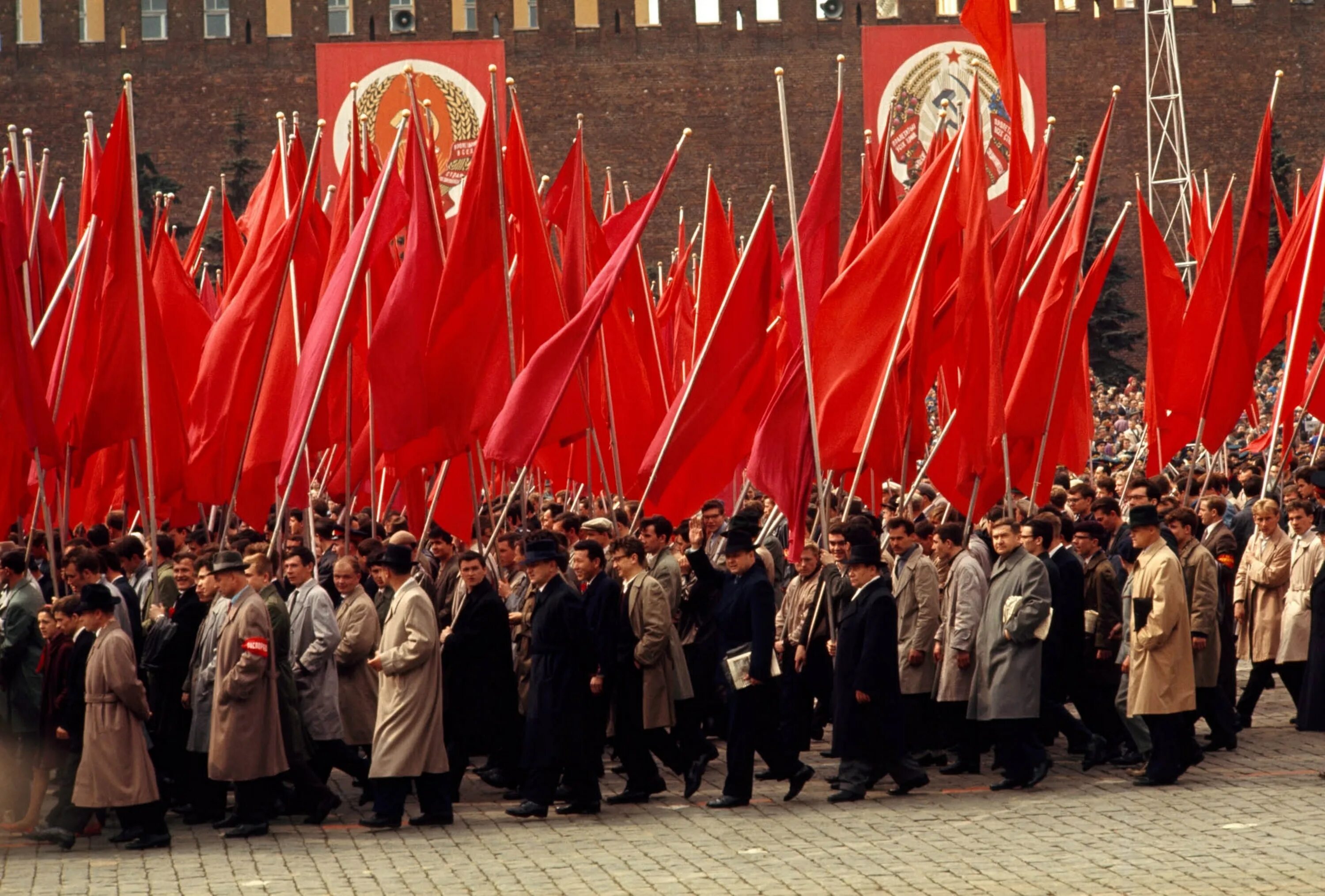 Парад 1 мая москва. Первомай парад СССР. Красное Знамя СССР. Советский Союз парад. Знамена на демонстрации.