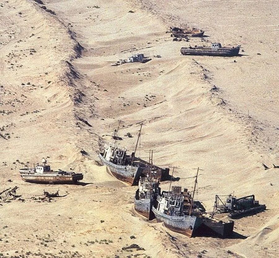 Мелеющее море в средней азии. Аральск 1960. аральское море корабли в пустыне. гибель аральского моря в 1960-2007. заброшенные корабли аральское море.