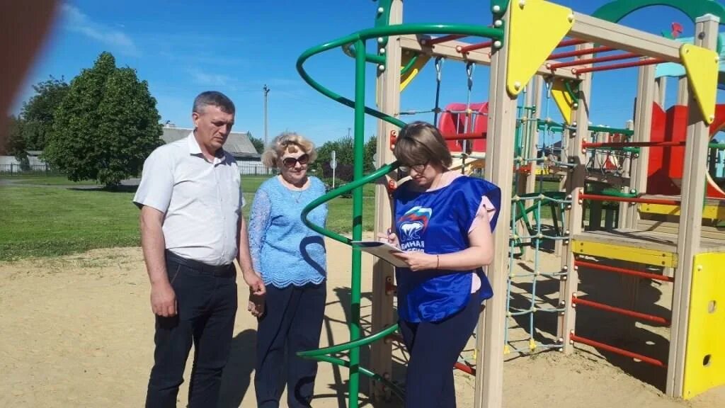 Погода в красном белгородской на неделю. Парк Победы красная Яруга. Заводской детский сад в красной Яруге. Школы красная Яруга благоустройство. ФОК Лазурный красная Яруга.