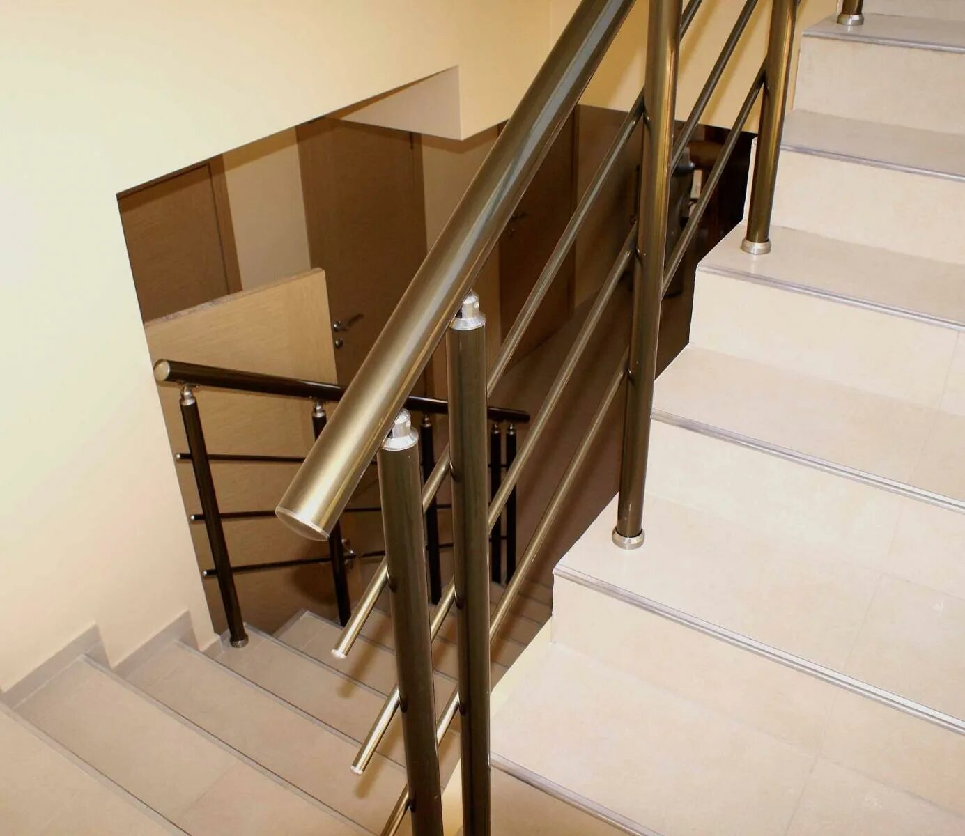 Лестницы нержавейки купить. Поручень бронза 1500mm. Алюминиевые ограждения лестниц. Ограждения из алюминия для лестниц. Перила для лестницы из нержавейки.