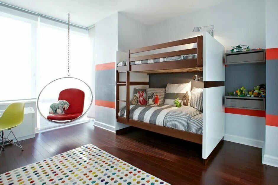 Комната мальчика диван. Сканди детская с двухъярусной кроватью. Спальня с двухъярусной кроватью. Спальня с двук итажной кроватью. Спальня с двухэтажной кроватью.
