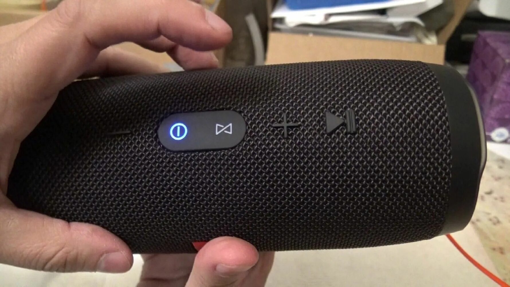 Устройство воспроизведения. Jbl 110 колонка. Колонка не включает песни. Колонка не включает песни. Колонка не включает песни.