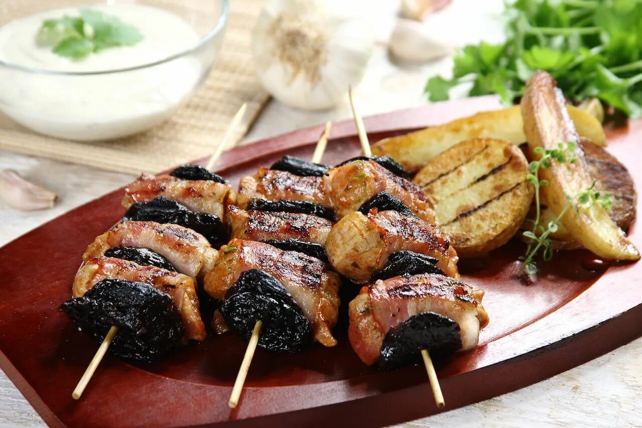 Шашлык из печени в беконе. Мясо на шпажках в духовке. шашлык с беконом на мангале. блюда с беконом на мангале. хлеб в беконе на мангале.