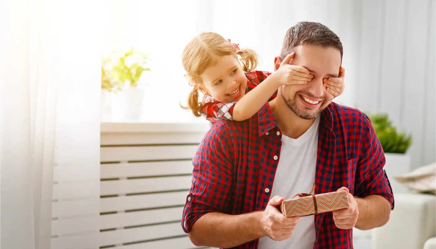 Child daddy. Подарок " папе". Заботливый папа. Дочь дарит подарок папе. Ребенок дарит подарок папе.