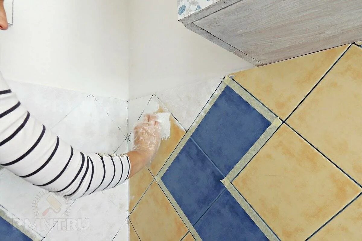 Покрасить плитку в ванной. Красим плитку в ванной. Покрасить старую плитку в ванной. Пеперекрашенная плитка в ванной. Крашеный кафель в ванной.