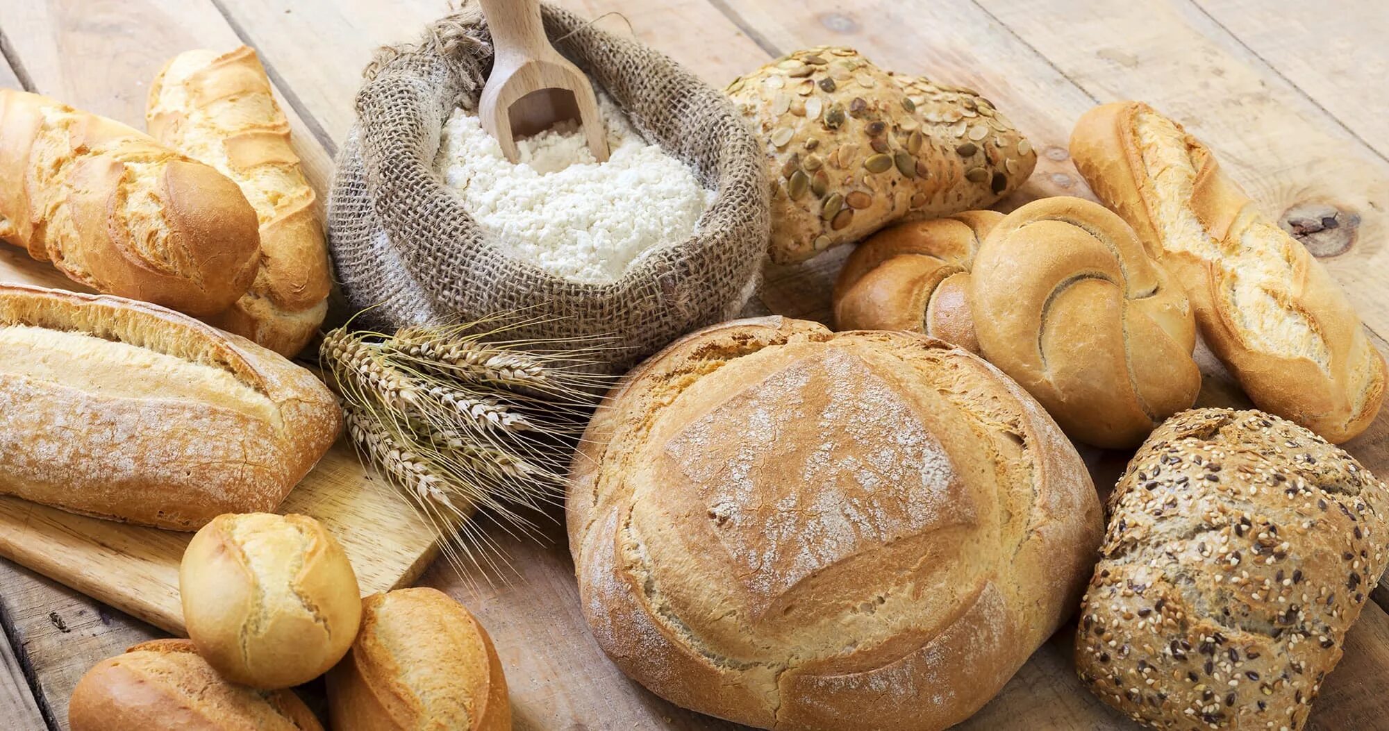 Как размягчить хлеб. Выпечка хлеба. Хлебобулочные изделия в муке. Хлебо будочные изделия. Украшение хлебобулочных изделий.