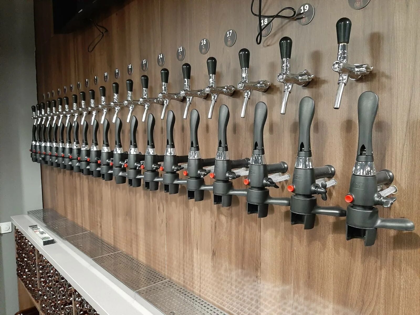 Оборудование для пивного магазина. Барная стойка для пивного магазина. Разливное пиво интерьер. Пеногасители itap. Разливное пиво интерьер.