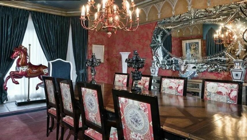 Дом филиппа плейна в лос анджелесе. Особняк орбакайте. Christina house. Дом кристин. Дом в штате мэн.