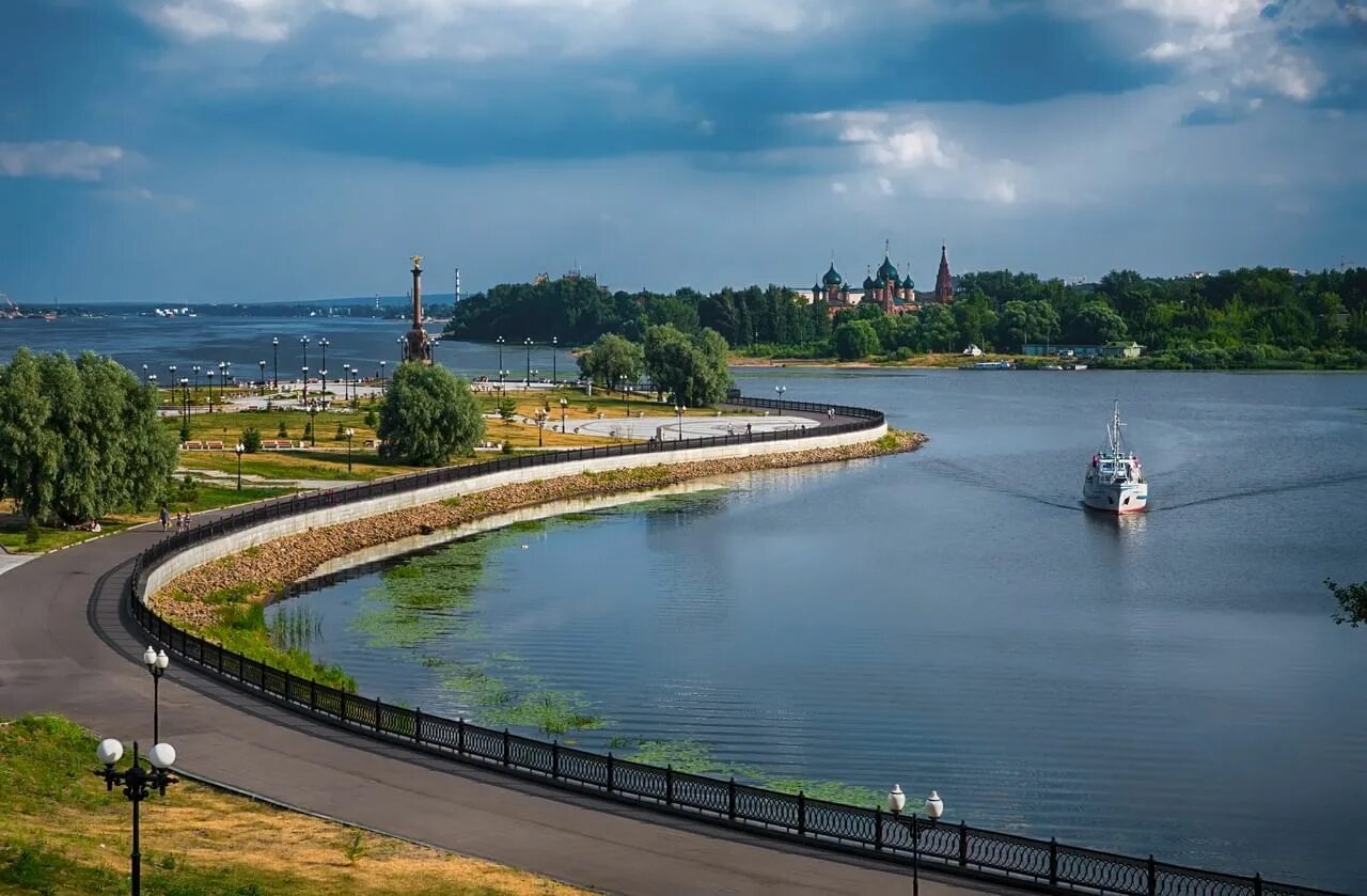 Реки ярославского края. Набережная реки Которосль в Ярославле. Река Волга Ярославль. Река Волга стрелка Ярославль. Набережные Волги и Которосли Ярославль.