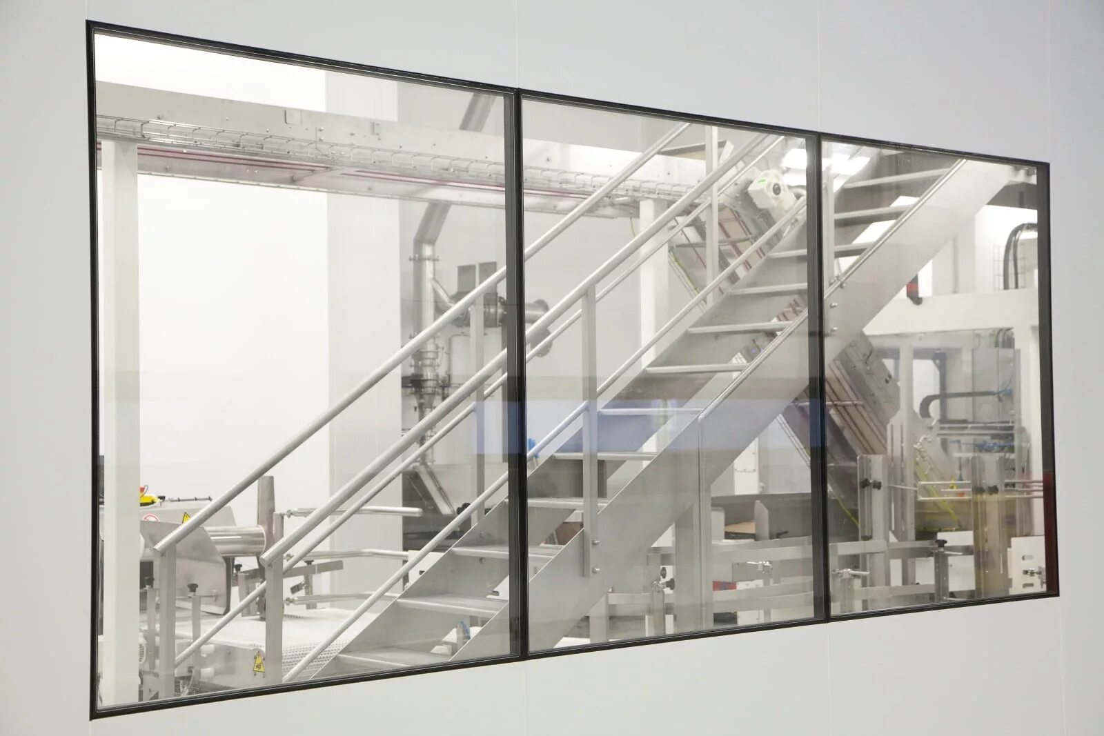 Пожарные окна в здании. Противопожарное окно ei60. противопожарные окна ei 60 открывающиеся. огнестойкие окна ei 60. противопожарный витраж ei60.