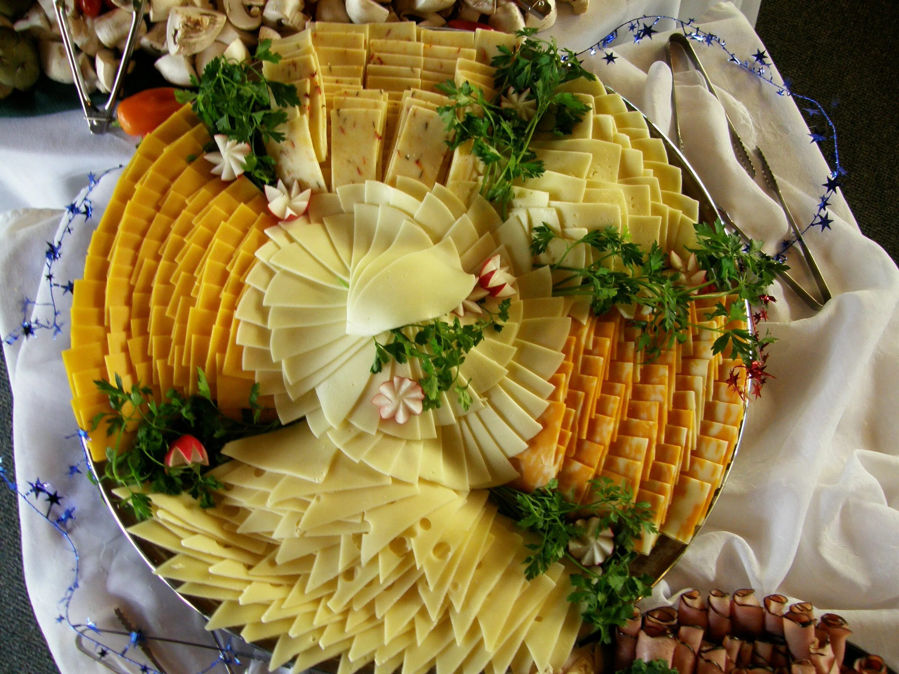 Сырные тарелки оформление на праздничный. Украшение сырной тарелки. Красивая нарезка сыра. Сырная нарезка на праздничный стол. Нарезка сыров на праздничный стол.