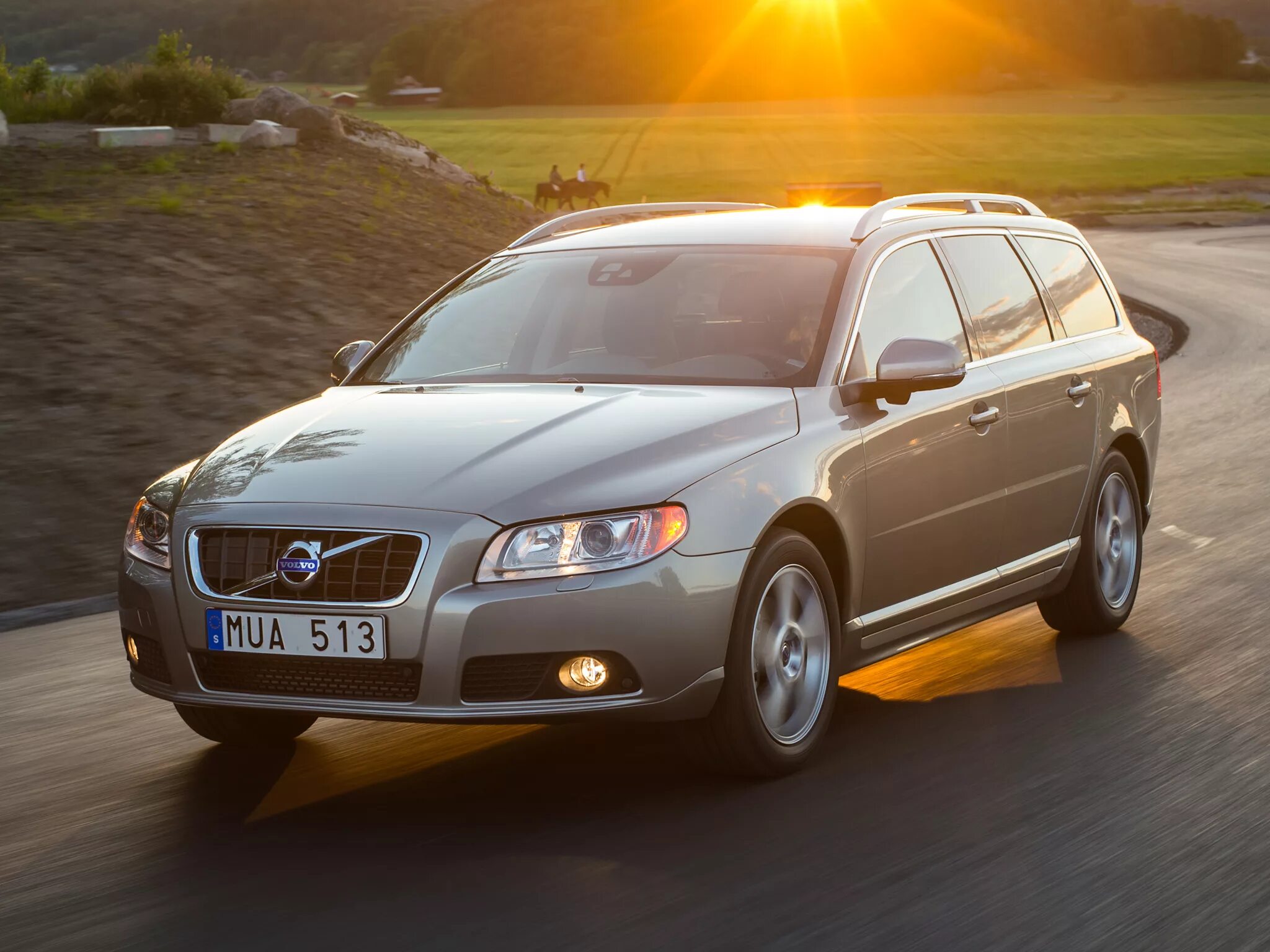 Купить вольво оригинал. Volvo v70 2013. Volvo v70 2007. Вольво с70 2009. Volvo v70 III.