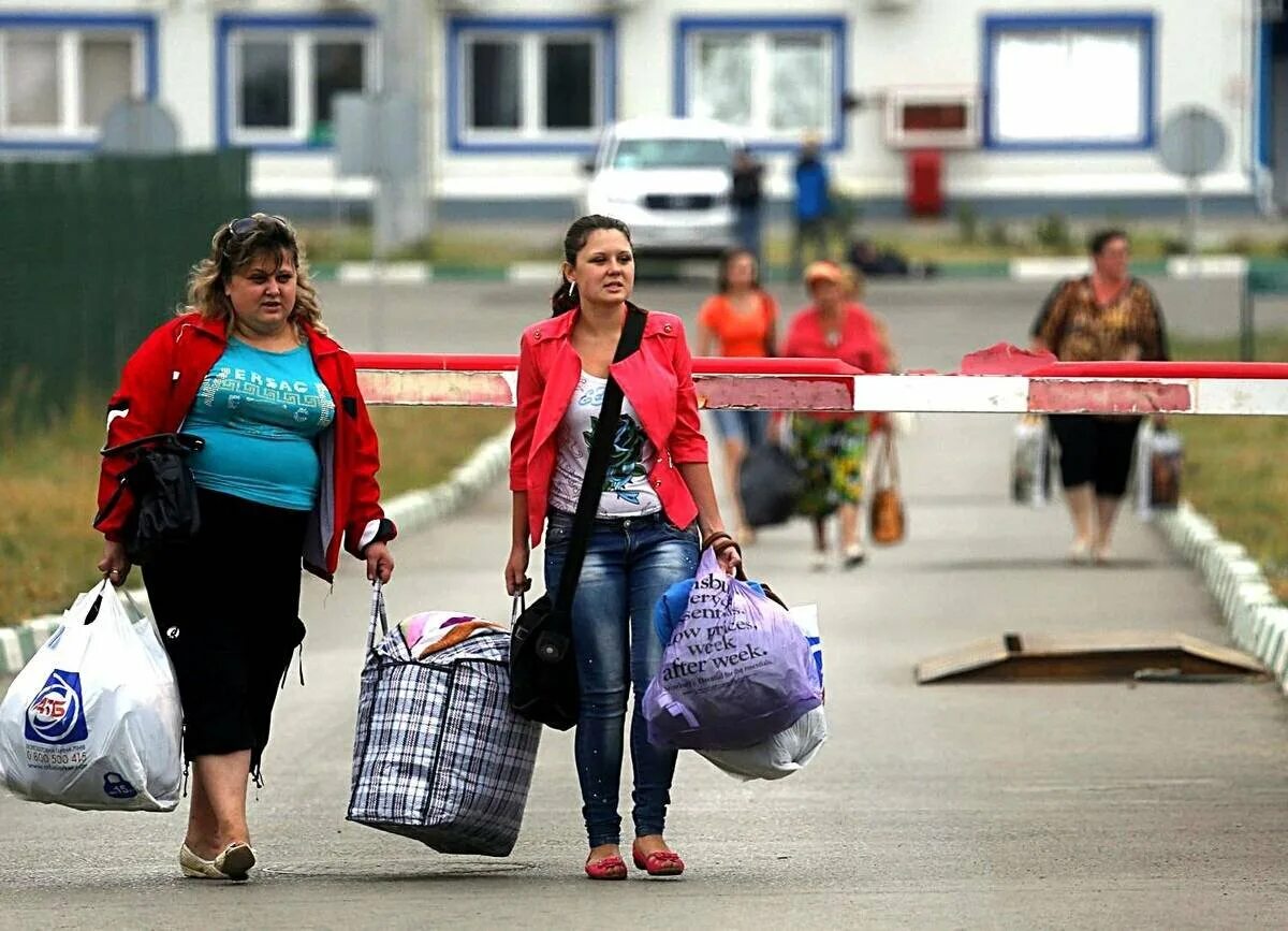 Девушка с сумкой. Бежит с сумками. Люди уезжают. Беженцы сумки.