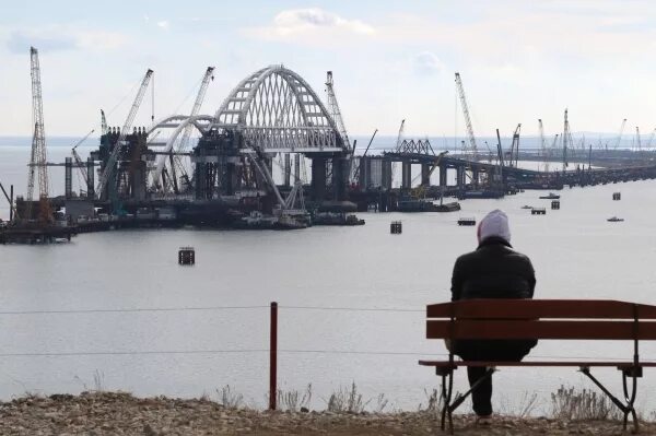 Мост сми. Охрана Керченского моста. Панорамная площадка Крымский мост. Локатор охраняют Крымский мост. Кубы для охраны Керченского моста.