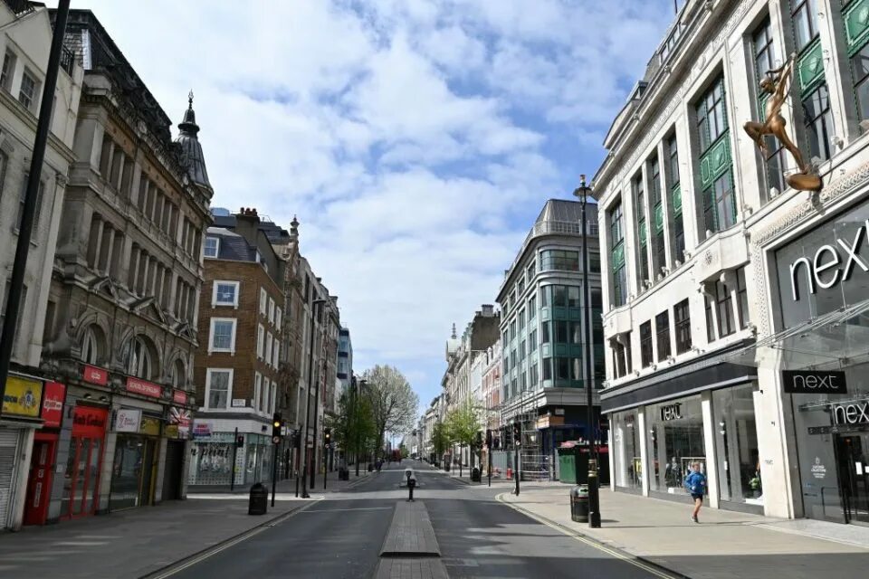 High street shop. Хай стрит Лондон. Оксфорд-стрит в Лондоне. Улица Англии Oxford Street. Вена Оксфорд стрит.