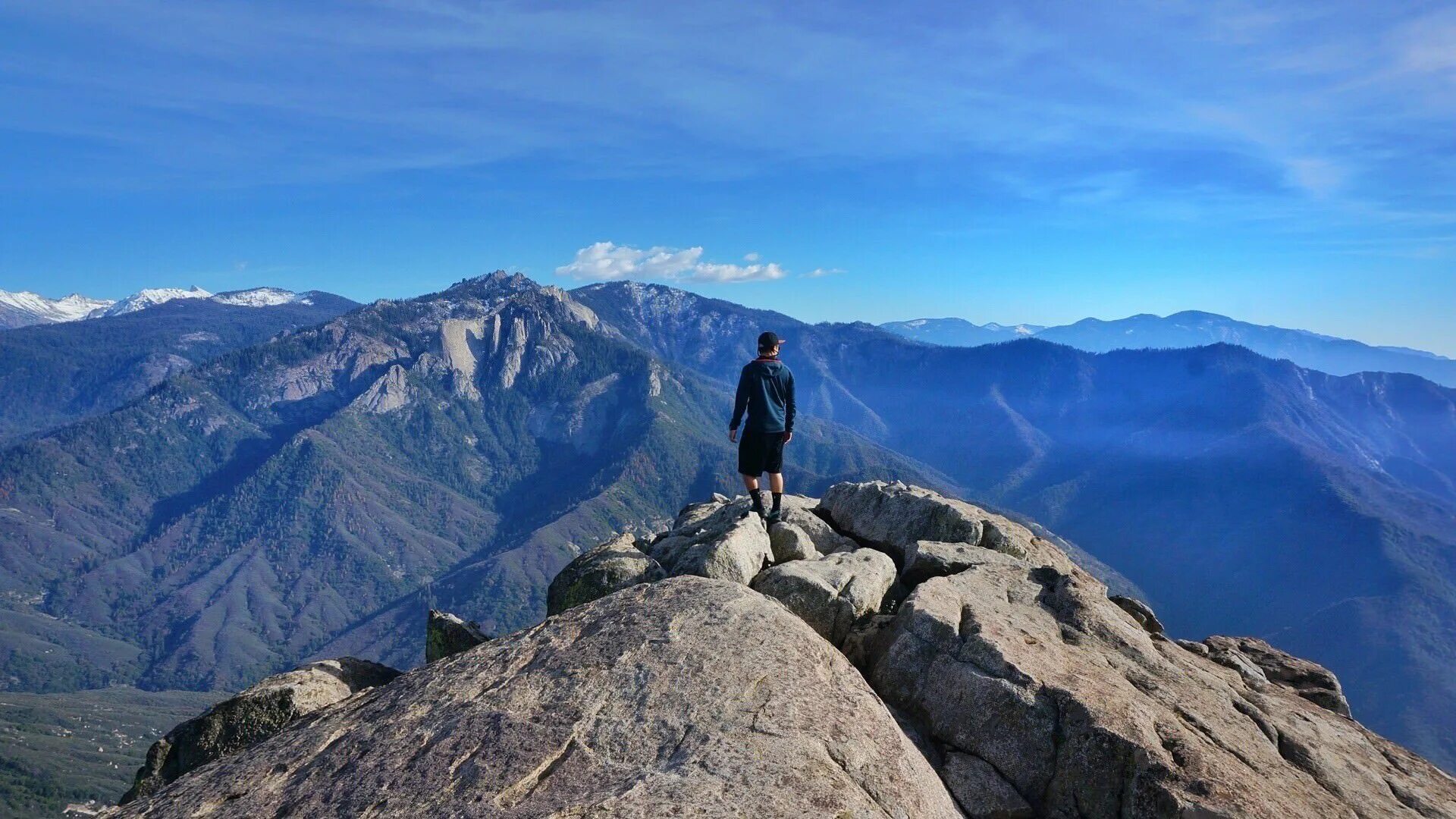 медленно поднимаясь на хребты
