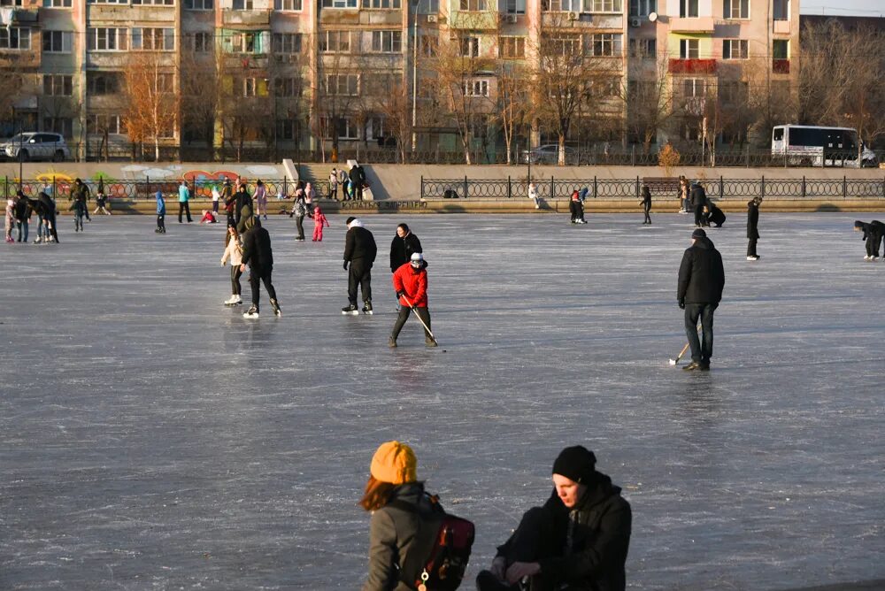 Каток Астрахань. Лебединка Астрахань каток. Каток в Астрахани на набережной. Каток Астрахань 2022. Ледовый каток астрахань