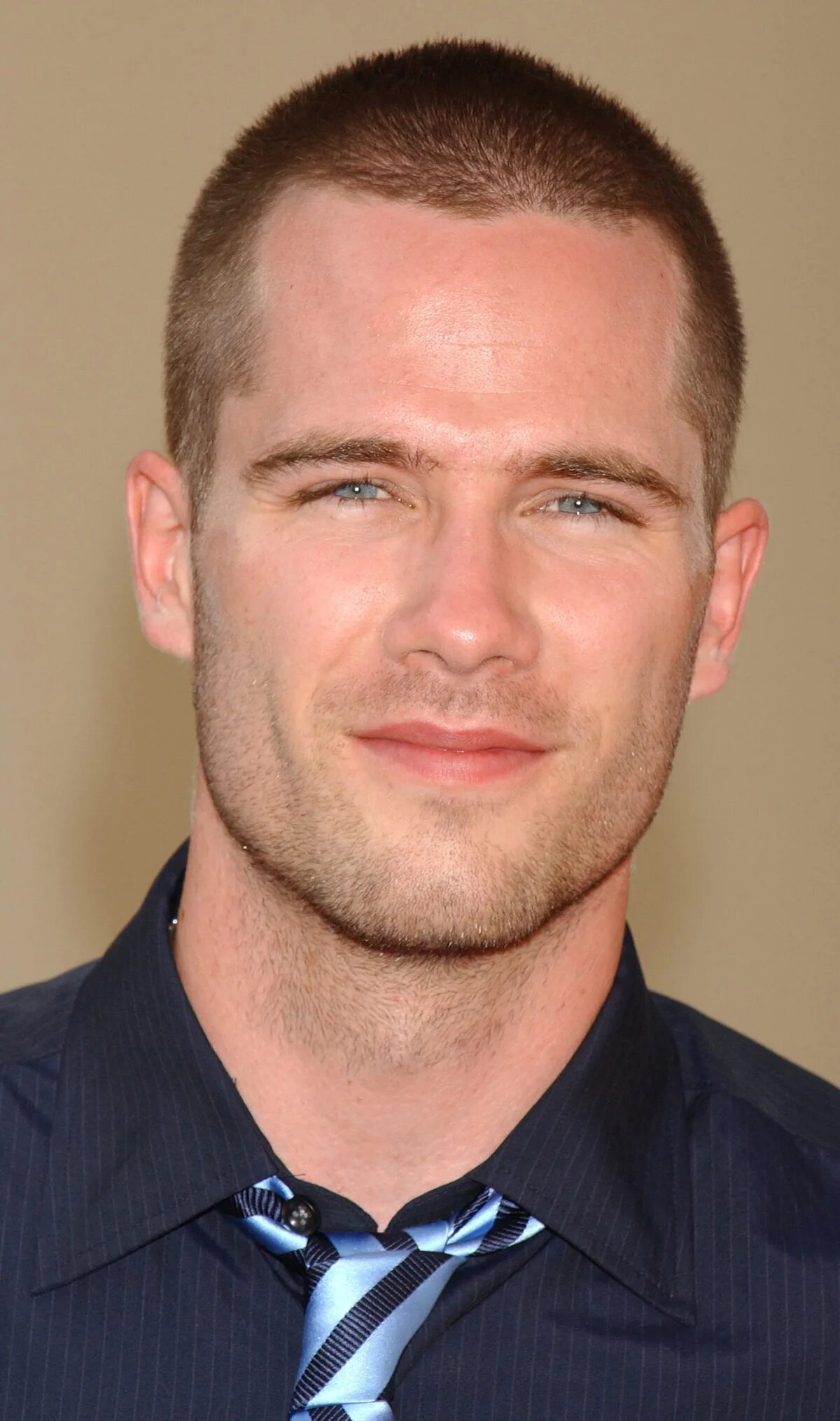 актер люк макфарлейн. люк макфарлейн 2023 год. люк макфарлейн дружки (2022). люк макфарлейн. люк макфарлейн канадский актёр.