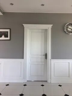 Белые двери какой плинтус