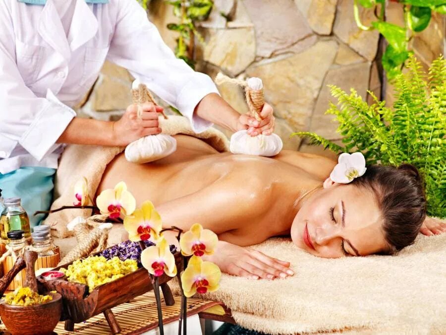 Family massage. Абхьянга аюрведический масляный массаж. Девушка в спа салоне. Спа массаж. Spa процедуры.