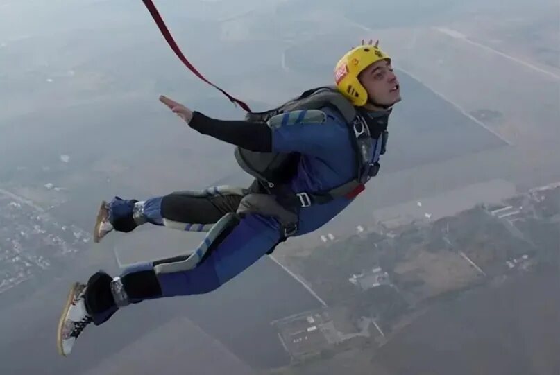 Спортсмен спускаясь на парашюте. Перед прыжком. Первый парашютный прыжок. Перед прыжком с парашютом. Самолёт для прыжков с парашютом.