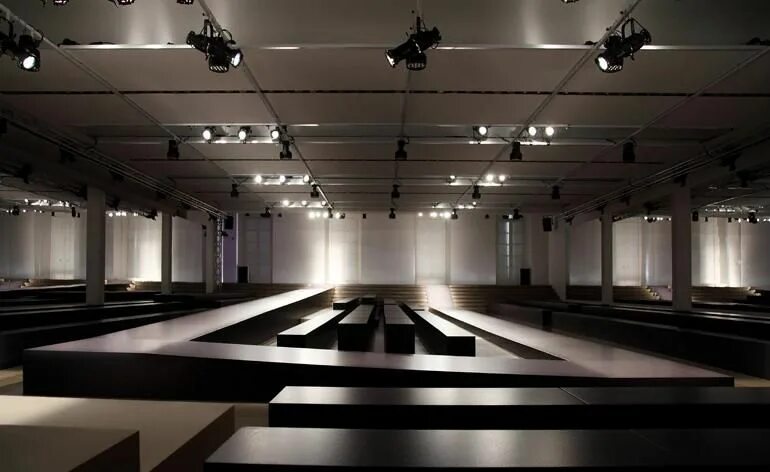 Кендалл дженнер показ версаче. Фэшн показ. Prada catwalk. Подиум старый. Дефиле моделей.