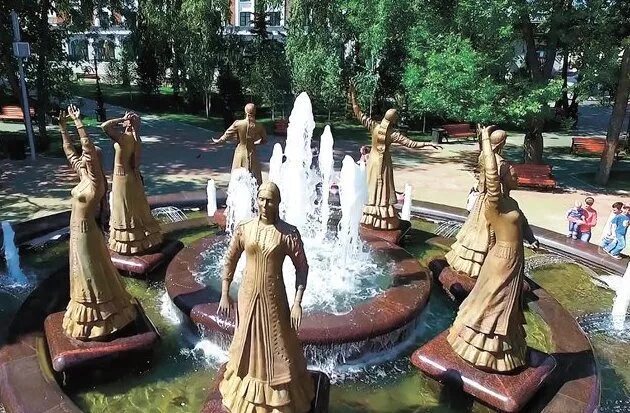Автор скульптуры семь девушек в уфе. Фонтан семи девушек уфа легенда. уфа парк семь девушек. башкортостан ете кыз фонтан. музыкальный фонтан семь девушек в уфе.
