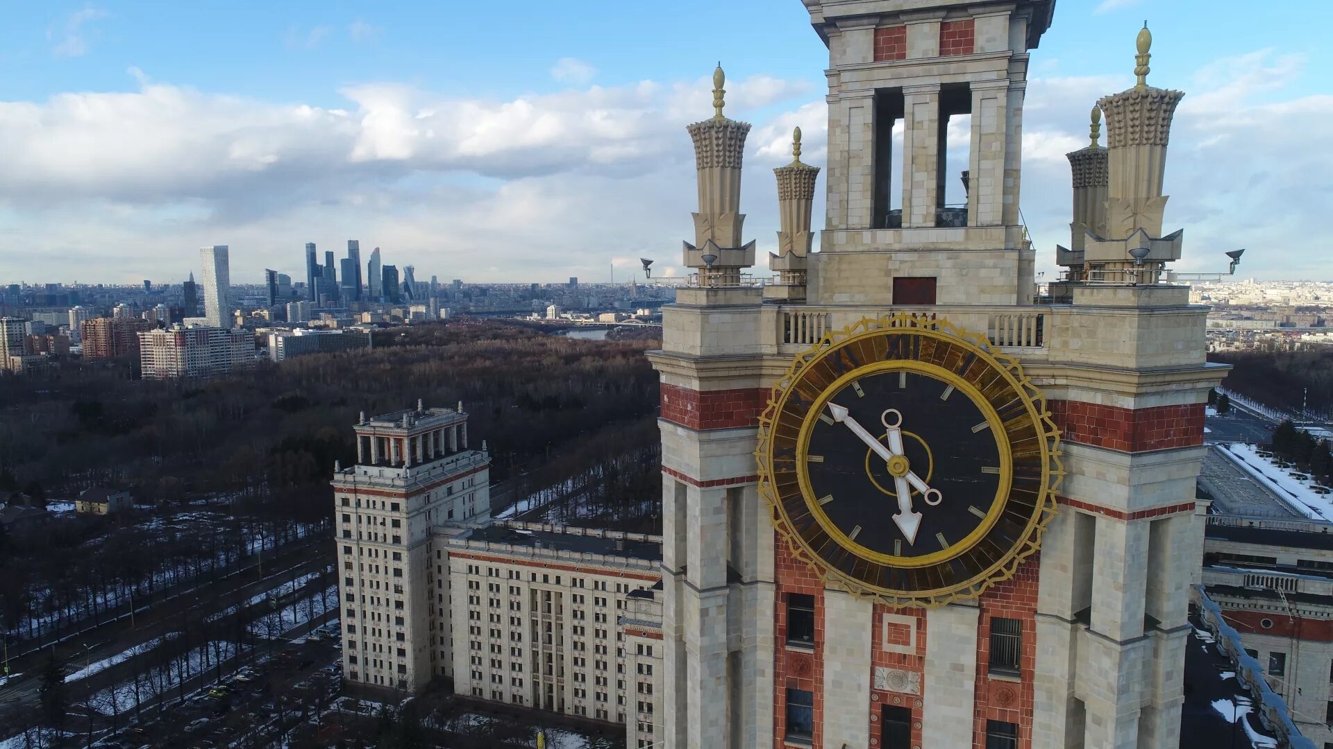 Часы на казанском вокзале в москве. Барометр мгу. Часы на здании мгу им м в ломоносова в москве. Мгу часовая башня. Барометр на здании мгу.