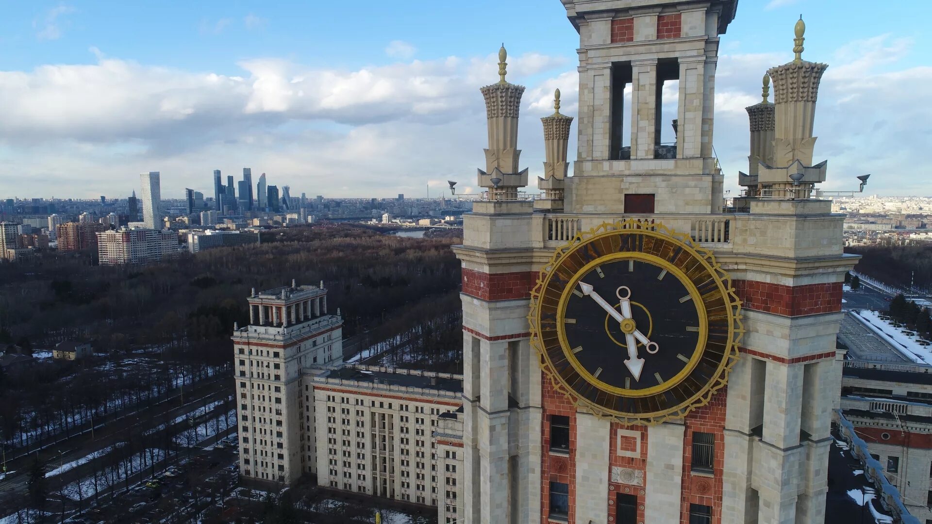 Мгу сво. Часы на здании МГУ им. м.в. Ломоносова в Москве. Часы на здании МГУ им Ломоносова Москва. МГУ часовая башня. Часы на здании МГУ Ломоносова.