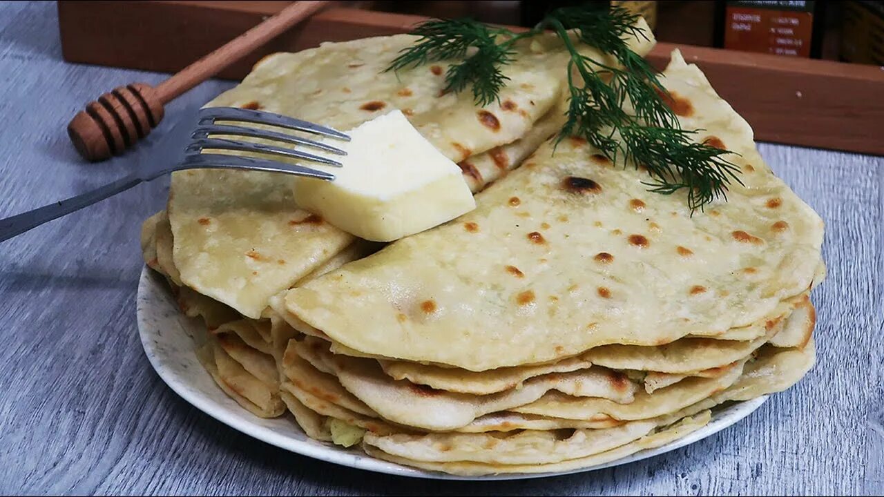 Кыстыбый рецепт на воде. Татарская кухня кыстыбый. Кыстыбый с картошкой Татарская кухня. Татарская лепешка с картошкой кыстыбый. Татарская кухня тесто на кыстыбый.