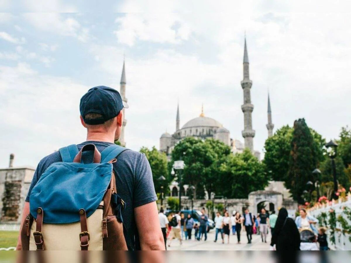 Стамбул гайс 0. Турция мечети и люди. Туристы в Турции. Стамбул туристы. Человек на фоне мечети.