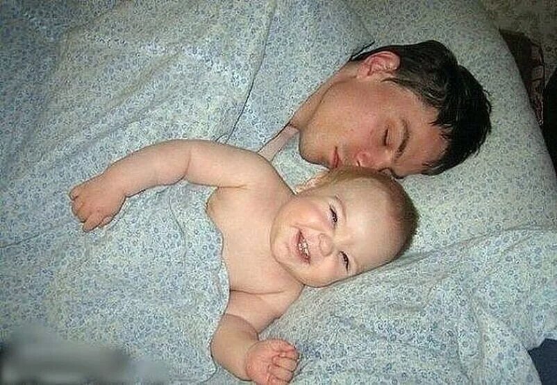 Спящие малыши. Мама папа и малыш спят. Папа с мамой ночь не спали