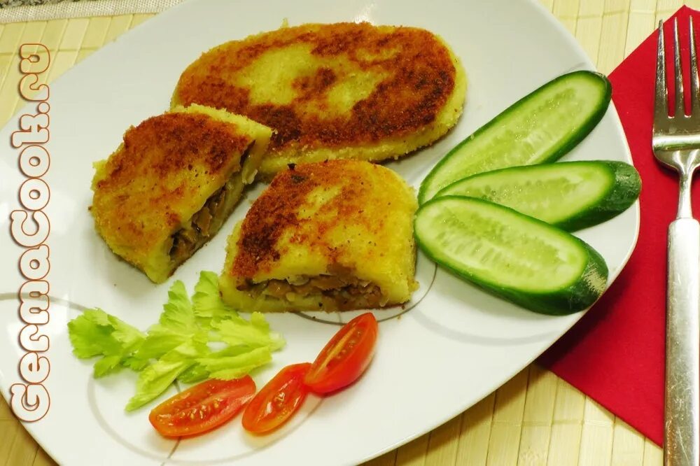 Зразы из пюре с фаршем. Картофельные зразы с мясным фаршем. зразы картофельные с грибами. зразы по белорусски картофельные. зразы как нарезают.