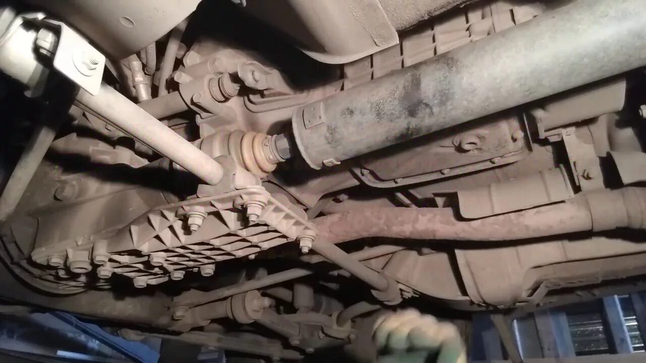 стук в трансмиссии нива. крепление коробка передач нива шевроле. шевроле нива стуки в промежуточном валу. свободный ход в трансмиссии нива 21213. защита кардана шевроле нива.