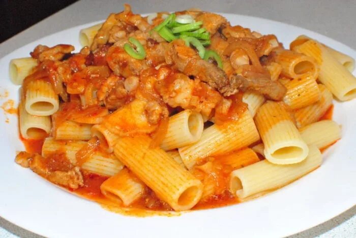 Макароны с мясом и грибами. Макароны без ребрышек. Паста с говядиной и овощами. Паста с куриными сердечками. Вермишель с ребрышками.