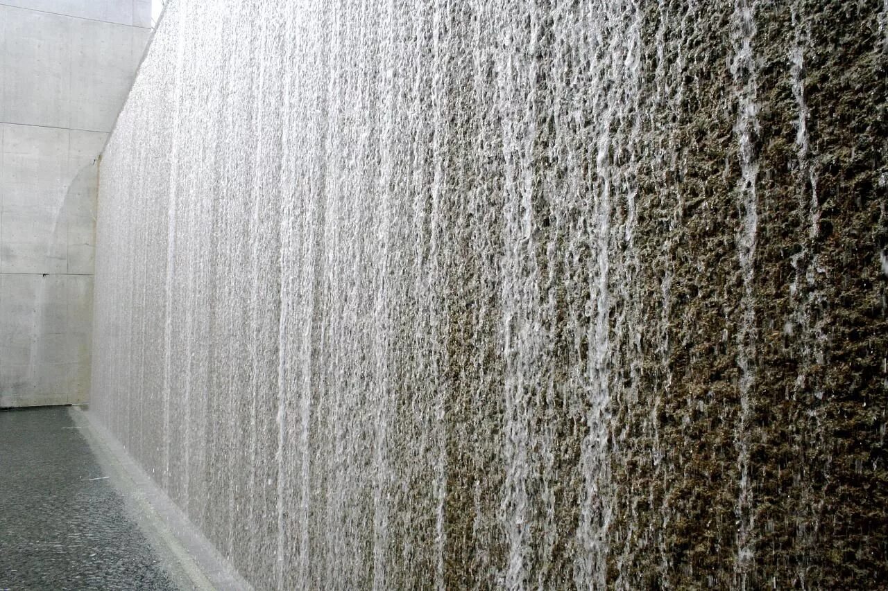 Вода падала стеной. Водопад по стене. Стена из воды. Водная стена. Вода по стене.