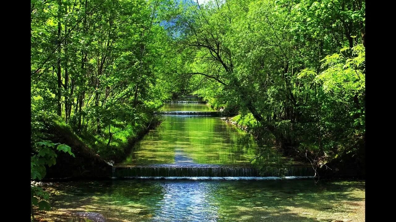 Искусственно созданная река. Водоемы и водотоки. каскад река. каскад прудов на реке. парк на воде.