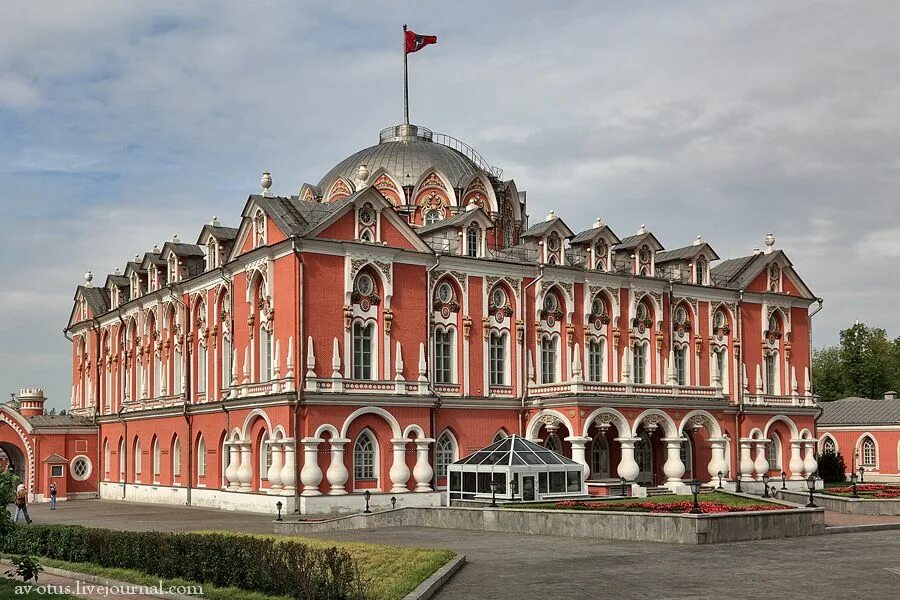 Architecture russia. Петровский дворец в Москве музей. Петровский дворец в Москве Казаков. Петровский путевой дворец Архитектор. Петровский дворец в Санкт-Петербурге.