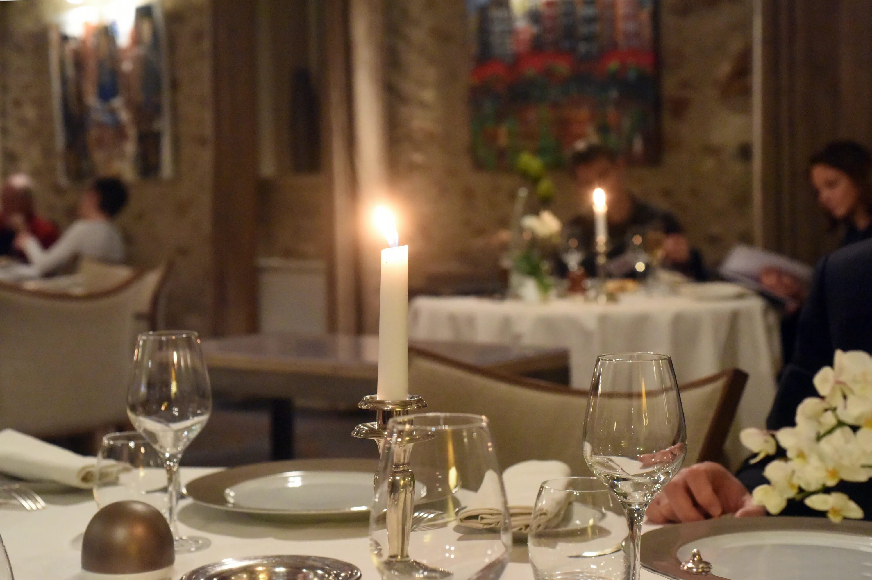 Столик в ресторане. Сервировка стола в ресторане. Романтический ужин в ресторане. Свечи в ресторане. Ужин на шестерых