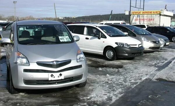 новый ford в автосалоне. девушки красивые на улице на авто катаются акция. продажа машины. скукота какие автомобили. обновление автопарка гибдд.