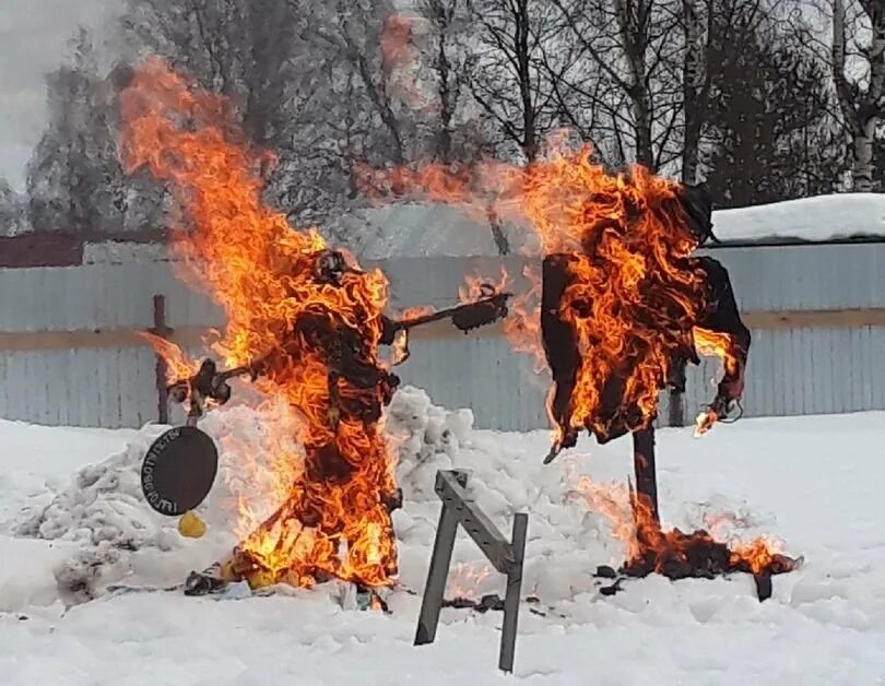 Згораю или сгораю. Сгоревшая лиса. Сожжение чучела зимы огнемет. Чучело жгли в Ногинске. Сожжение чучела Мем.