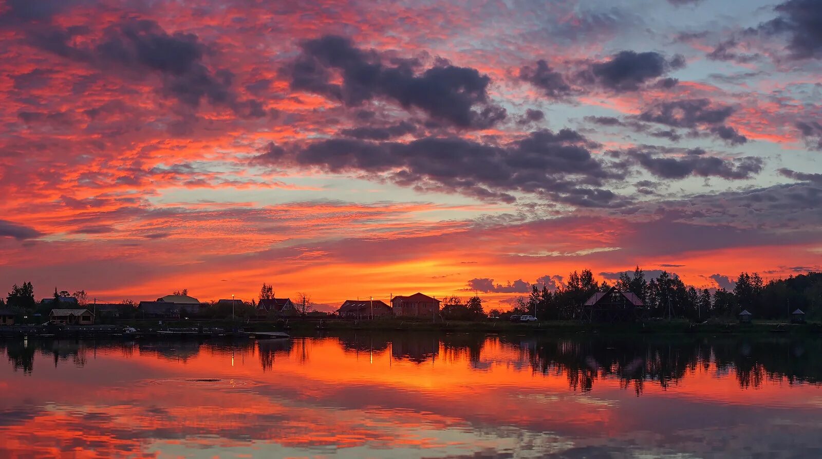 Красный закат на море. Сиреневый закат. Яркий закат песня. Красивый рассвет. Синий закат на море.
