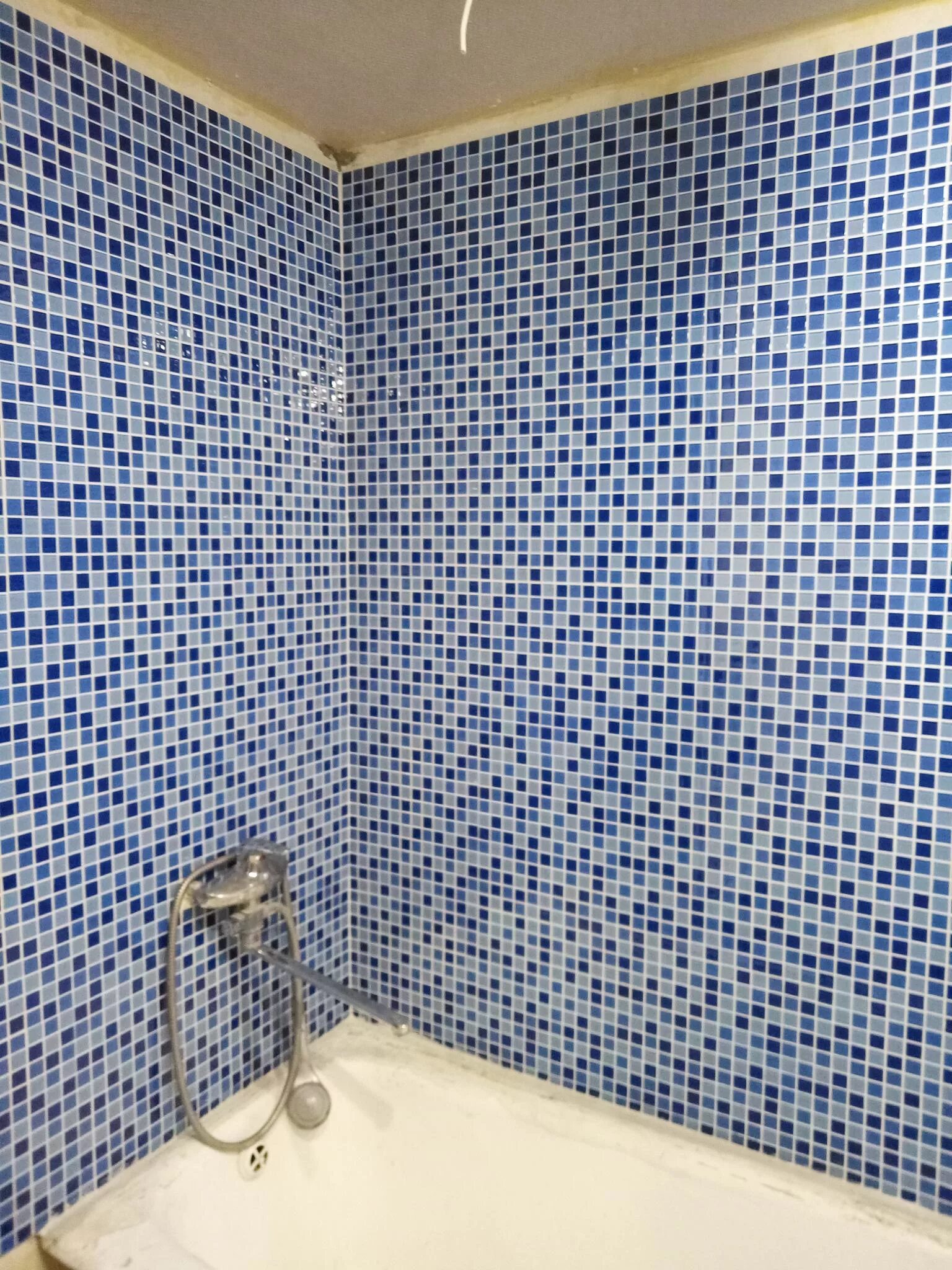 Чем можно обклеить ванную. Панель мозаика для ванной. Отделка ванной мозаикой. Панели мозаика для ванной комнаты. Пластиковая мозаика для ванной.