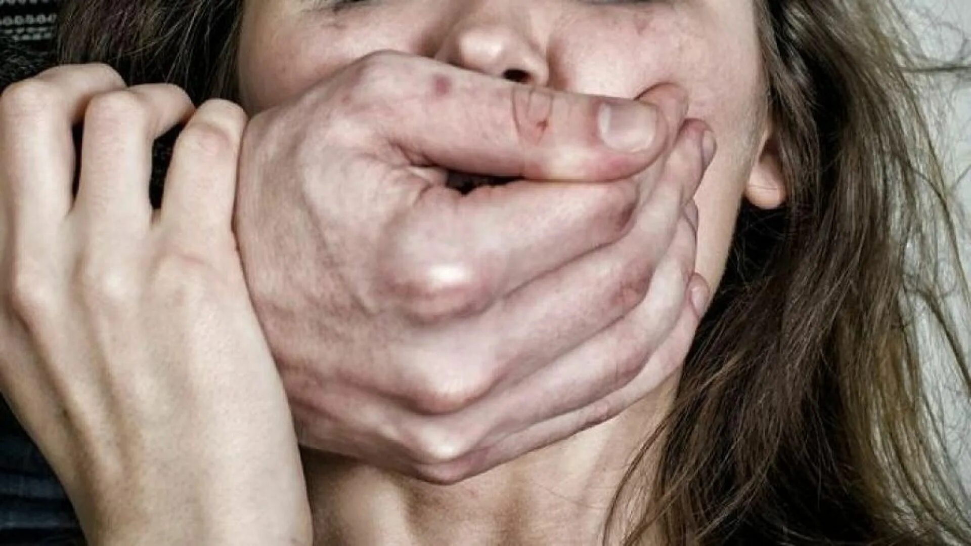 Жена руками и ртом. Мужчина закрывает рот женщине.
