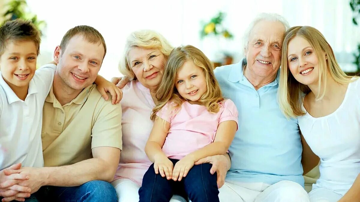 Семейные эмоции положительные. Благодаря семьи. Семья с тремя детьми. Благодаря семьи. Молодые семьи с детьми.