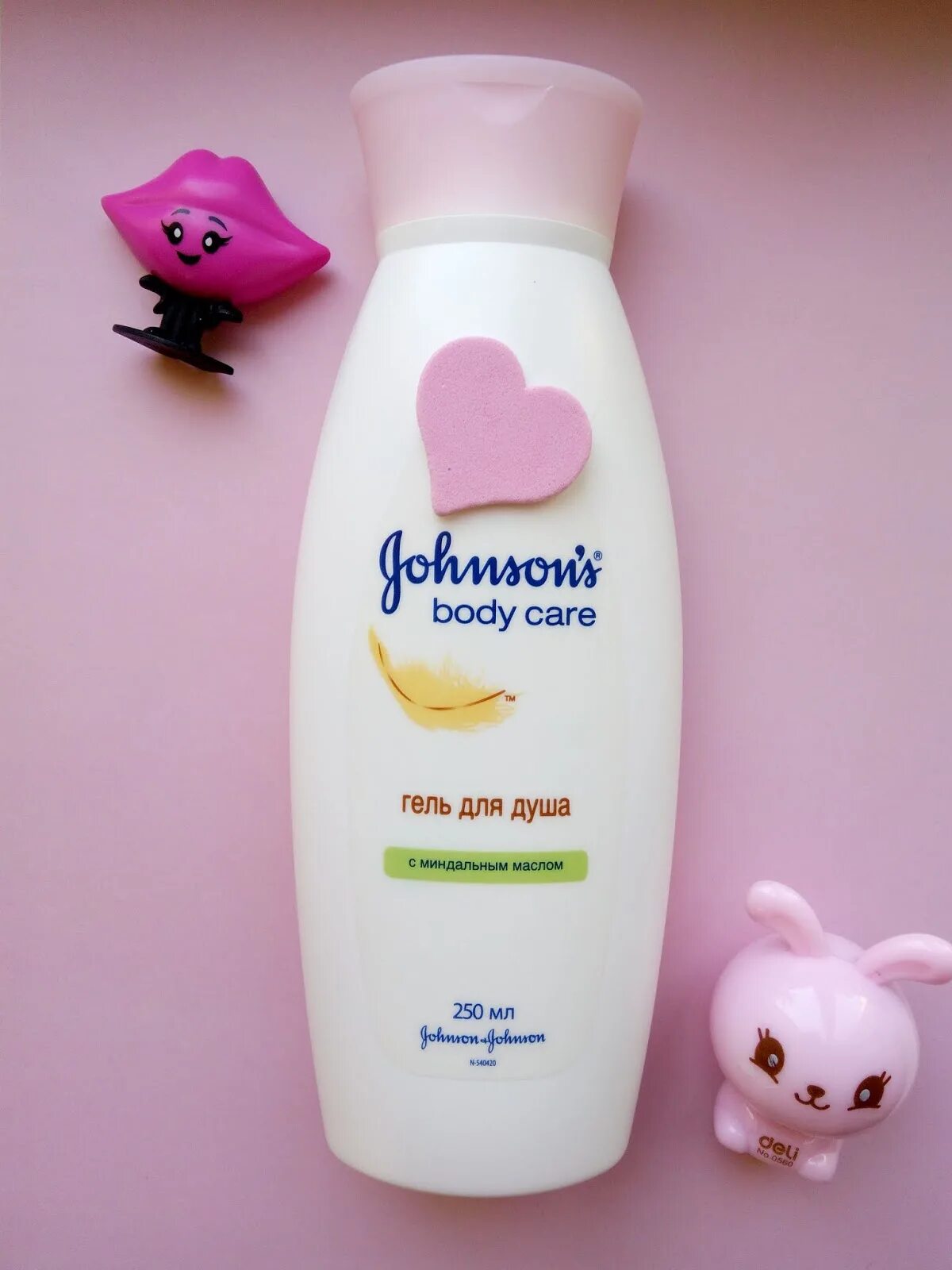 Гель для душа с миндальным маслом. Гель для душа джонсонс body Care. Джонсон гель для душа миндаль. Гель для душа Джонсон и Джонсон.