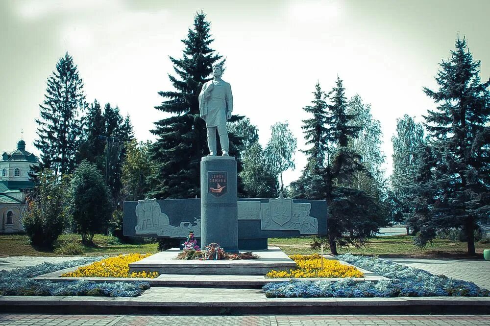 Памятник семену дежневу. Памятник семёну дежнёву в великом устюге. великий устюг памятник дежневу. памятник семену дежнёву в городе великий устюг.