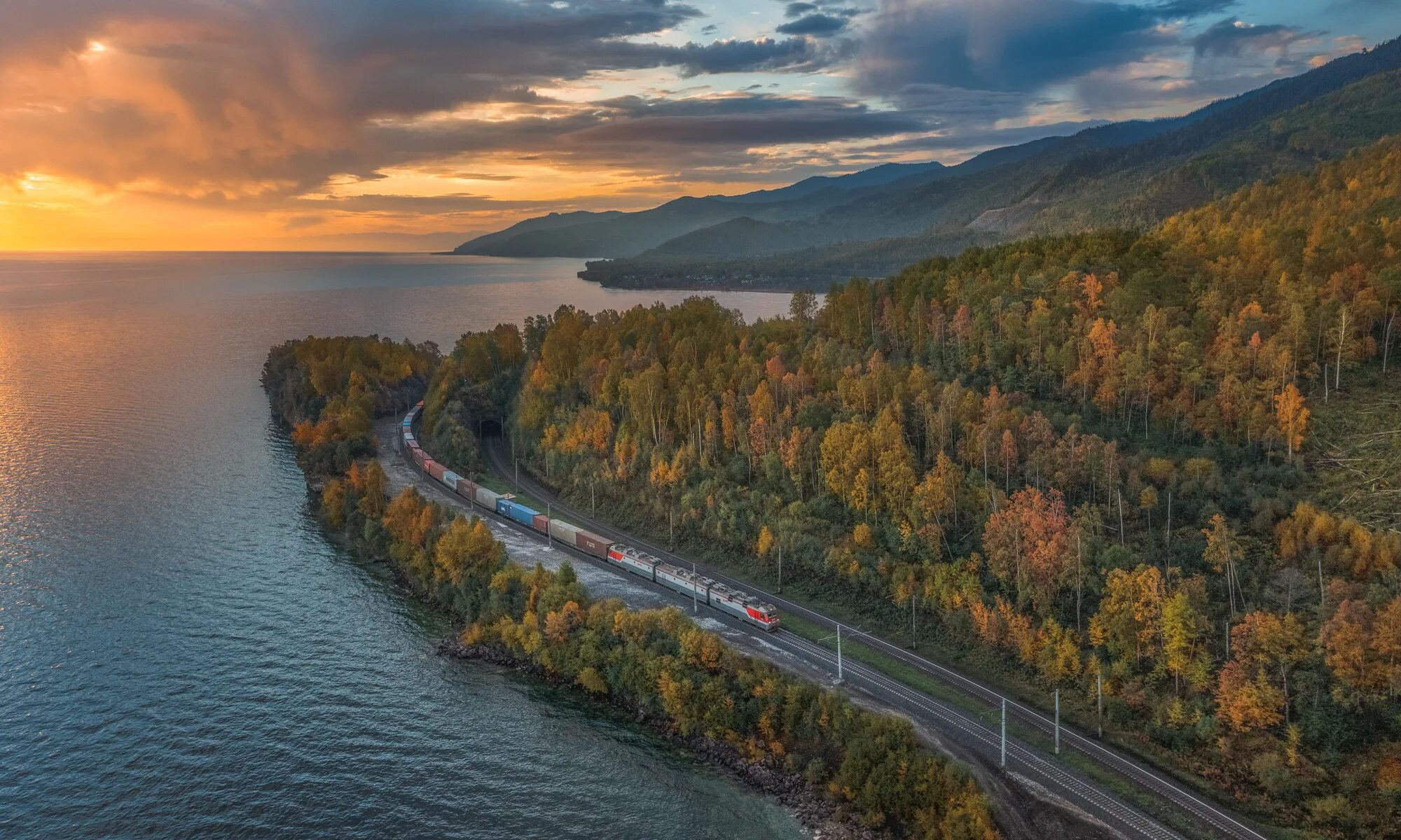 Поиск всей россии. Байкал осенью. Осень на Байкале. Фото поезда по Кругобайкалке.